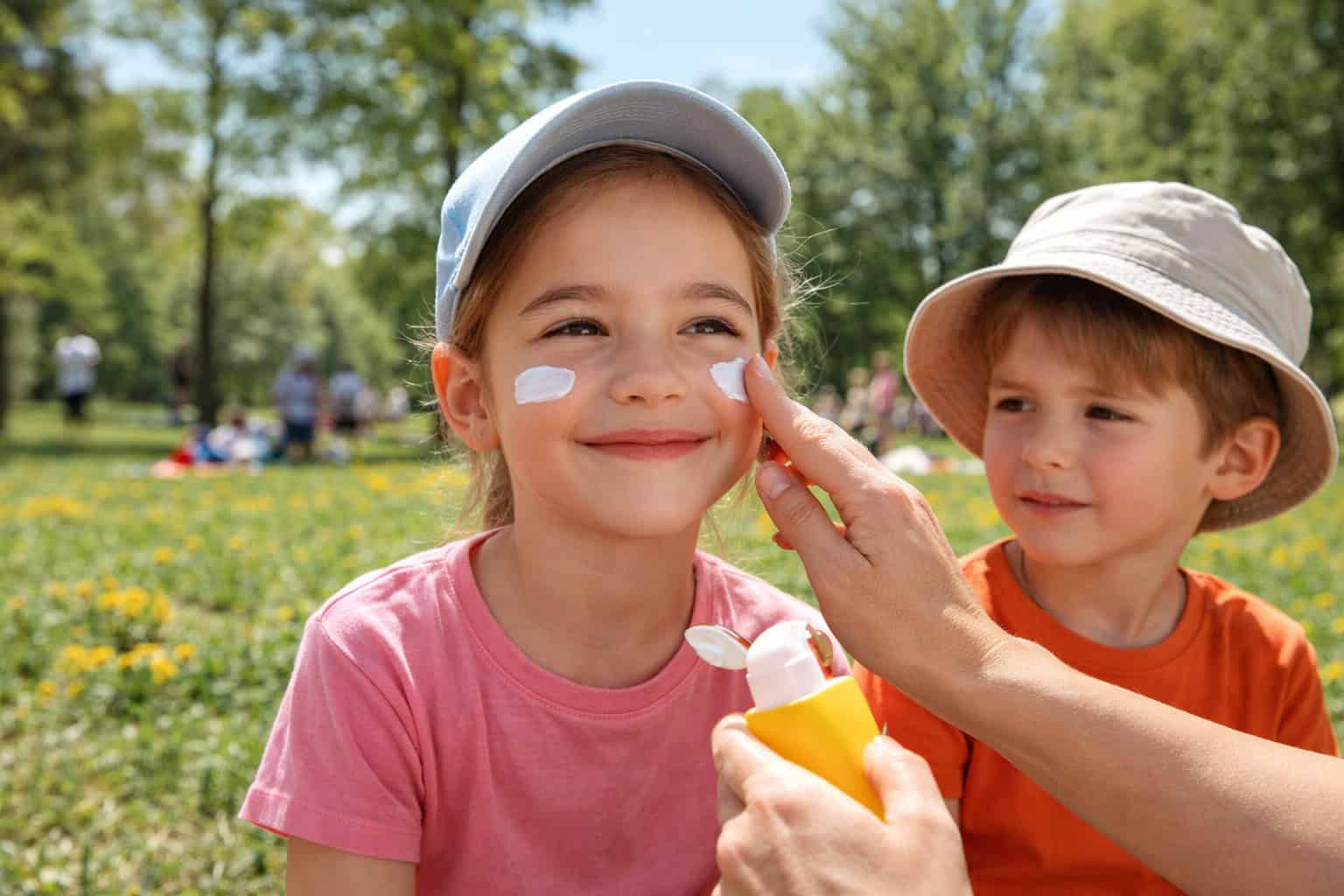 A marzo il sole inganna: perché devi mettere la crema ai bambini